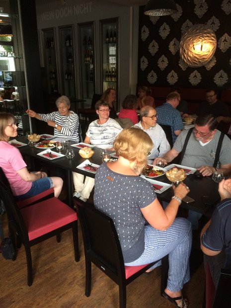 Gemuetliche Runde im Restaurant Kuh-Acht